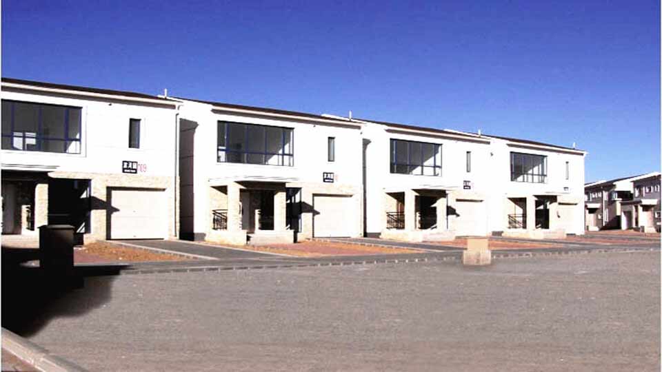 欧洲无人区瀑布小树林