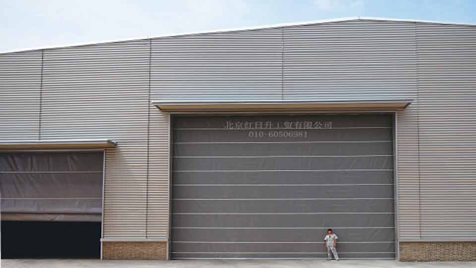 2026青岛提升门厂家推荐车库门工业提升门感应安全工业车间电动钢制厂家优选指南！